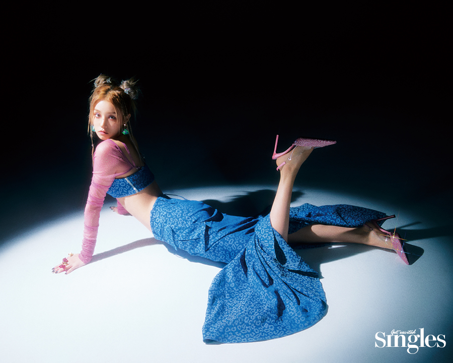 우기가 설트리버진의 톱과 스커트, 세르지오 로시의 슈즈, 천천의 이어링, 노악의 링을 착용하고 촬영한 싱글즈 화보